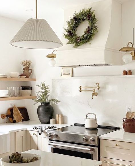 Elizabeth James on Instagram: "Happy December!⭐️🎄 Has everyone already decorated for Christmas?✨ @jessicasmithhomedesign #kitchendesign #kitchendecor #kitchenremodel #customkitchen #kitchenideas #whitekitchen #christmasdecor #holidaydecor #christmaskitchen" Kitchen Stove Hoods, Sink Decor, Dallas Interior Design, Christmas Kitchen Decor, Kitchen Stove, Kitchen Hoods, Christmas Living Rooms, Gorgeous Kitchens, Gorgeous Christmas