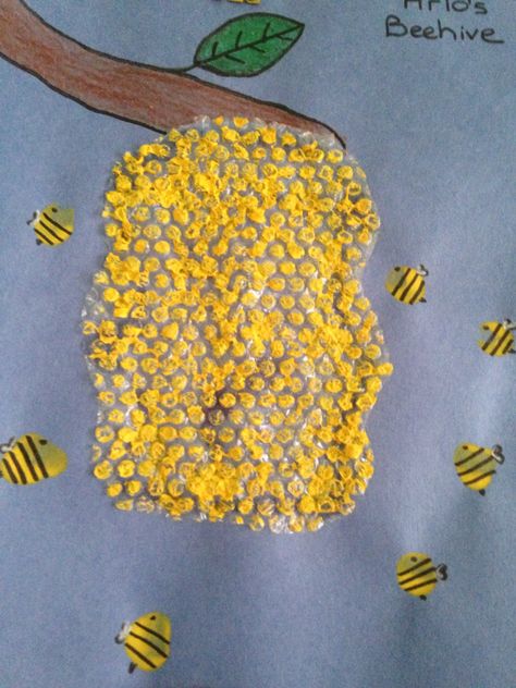 Bubble Wrap Beehive Craft, Bubble Wrap Bee Hive, Bubble Wrap Crafts, Beehive Art, Bee Hive Craft, Bee Life Cycle, September Crafts, Bumble Bee Art, Bee Activities