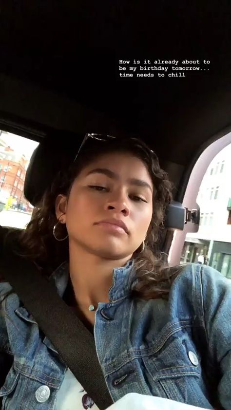 Zendaya Snapchat, Priyanka Chopra Dress, Estilo Zendaya, Zendaya Hair, Zendaya Maree Stoermer Coleman, Happy Smiley Face, Clever Captions For Instagram, Zendaya Style, Snapchat Funny