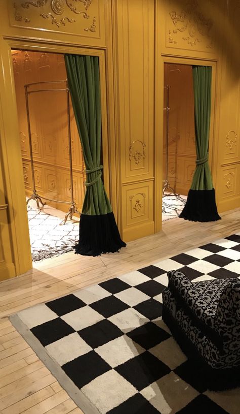 Checkered Pattern Interior, Gucci Showroom, Gucci Store Interior Design, Versace Store Interior, Gucci Store Exterior, Gucci Maximalism, Hollywood Regency Home, Retail Store Interior Design, Retail Store Interior