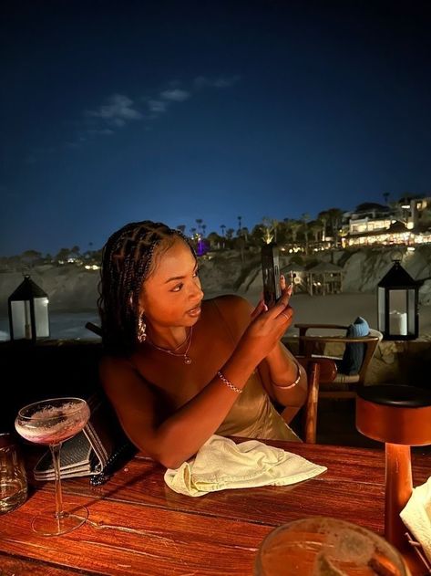 Dinner Date Black Women, Dinner Holiday Outfit, Holiday Black Women, Cruise Aesthetic Black Woman, Summer Aesthetic Black Women, Travel Aesthetic Black Women, Beach Dinner Aesthetic, Black Travel Aesthetic, Vacaciones Aesthetic