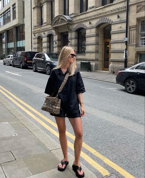 Black Linen Shorts Outfit, Modern Grunge Outfits, Japan Summer Outfit, La Outfit, Black Shorts Outfit, Modern Grunge, Race Outfit, Summer Holiday Outfits, Grunge Outfit