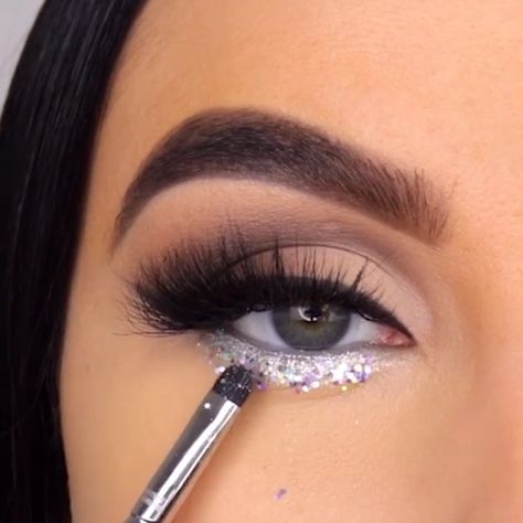 SILVER EYE LOOK TUTORIAL IDEA  #makeupeyes #silver #tutorial Check more at https://ucusbu.com/?p=2652 Silver Eye Look, Blue Purple Dress, Makeup Questions, Brown Eye Makeup Tutorial, Natural Eye Makeup Tutorial, Silver Makeup, Everyday Makeup Tutorials, Smokey Eye Makeup Tutorial, Makeup Tutorial Eyeshadow