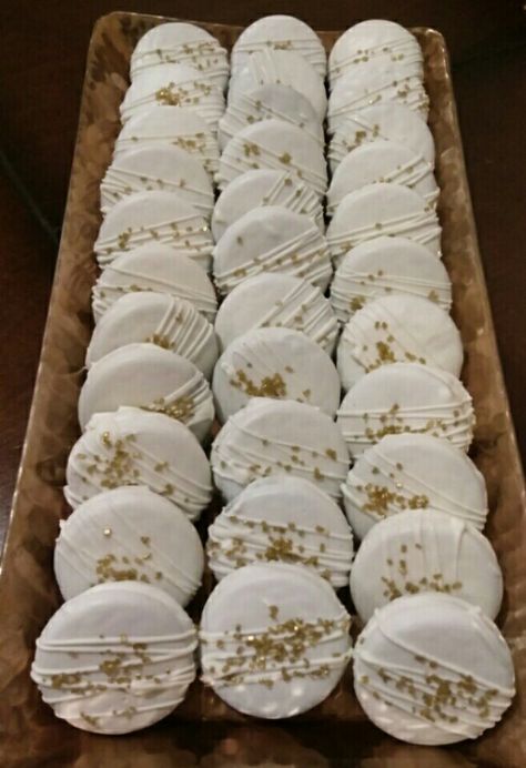 Chocolate Covered Oreos Wedding Dessert Tables, White And Gold Sweets Table, White Christmas Dessert Table, Dipped Oreos Wedding, Wedding Oreo Cookies, White And Gold Treats Dessert Tables, Bridal Shower Oreos, Baptism Dessert Table Ideas, White Wedding Desserts