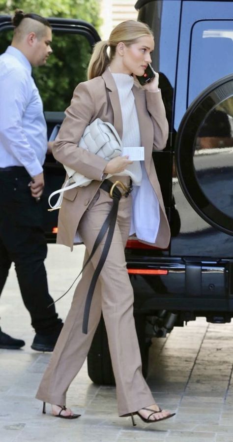 Rosie Huntington-Whiteley Street Style Rosie Huntington Whiteley Street Style, Rose Huntington, Rosie Alice Huntington Whiteley, Rosie Huntington Whiteley Style, Executive Woman, Cool Girl Style, Rosie Huntington, Christopher Esber, Woman Suit Fashion