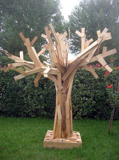 We wanted a learning tree for our library...this would be awesome as it also helps us learn about recycling!!! Halloween Palette, Pallet Halloween, Pallet Tree, Pallet Home Decor, Pallet Crates, 1001 Pallets, Hobby Ideas, Viborg, Recycled Pallet