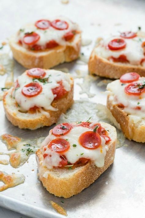 Book Club Snacks, Book Club Food, Last Minute Appetizer, Crostini Appetizers, Crostini Recipes, Fingerfood Party, Best Party Food, Pizza Flavors, Finger Foods Easy