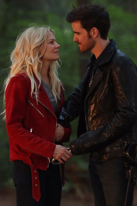 Once Upon A Time Funny, Once Up A Time, Hook And Emma, Expecting A Baby, Killian Jones, Colin O'donoghue, Tv Couples, Jennifer Morrison, Emma Swan