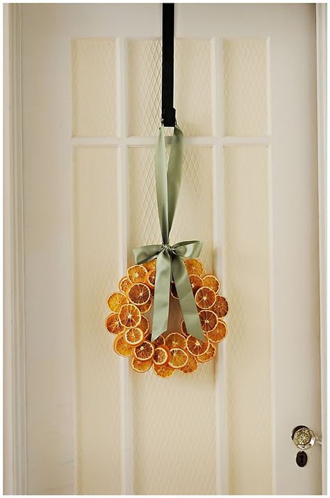 Decoracion Navidad Diy, Citrus Wreath, Julkransar Diy, Natal Natural, Thanksgiving Decorations Outdoor, Natural Christmas Decor, Decorating Ideas For The Home, Quotes Inspiring, Christmas Time Is Here