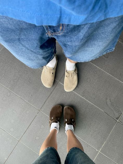 Crocs Style Mocha Boston Birkenstock Outfit, Matching Crocs, Matching Couple Shoes, Crocs Aesthetic Outfit, Matching Shoes For Couples, Couple Shoes Matching, Crocs Outfit Men, Crocs Aesthetic, Crocs With Charms