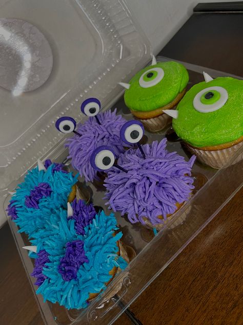 Mike Wazowski Cupcakes, Monsters Inc Strawberries, Monsters Ink First Birthday, Monster Ink Party, Monsters Inc Food, Monsters Inc Party Ideas, Monsters Inc Cake Pops, Mike Wazowski Cake, Monsters Inc Birthday Cake