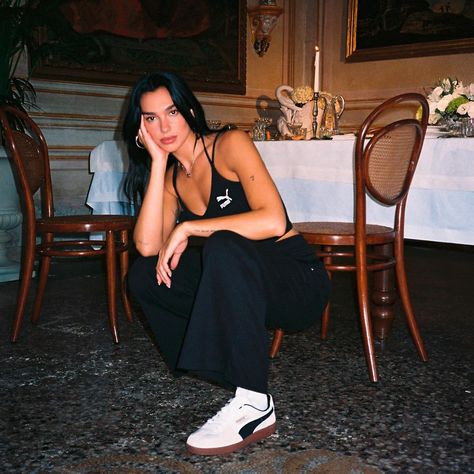 Dua Lipa for Puma - IG Post November 22, 2023 Puma Shoes Women Outfit, Puma Outfit Women, Fall Chic Outfits, Puma Shoes Women, Puma Palermo, Puma Outfit, 1970's Fashion, Instagram Girls, Dua Lipa