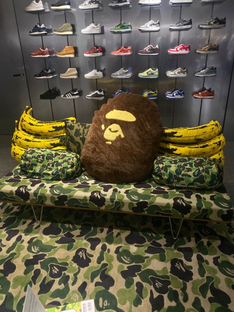 Hypebeast Astetic, Hypebeast Pictures, Bape Fit, Bape Aesthetic, Aesthetic Shelves, Bedroom Art Painting, Bape Store, Vintage Street Fashion, Soulja Boy