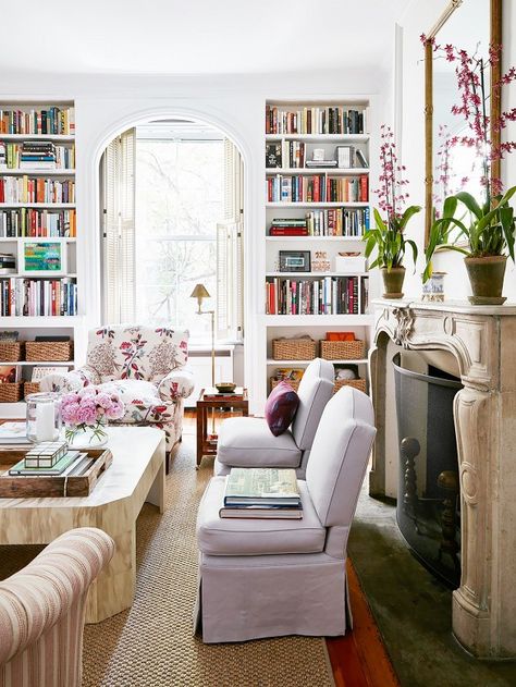 Modern meets classic and traditional in this living room with lots of bookshelves // Lauren McGrath's New York apartment Townhouse Inspiration, Design Salon, Casa Vintage, Funky Decor, Home Libraries, New York Apartment, Hus Inspiration, Decor Minimalist, Classic Interior