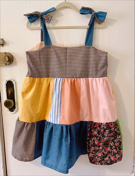 Scrap Sewing Projects Leftover Fabric, Scrap Fabric Dress, Fabric Crafts Ideas, Scrap Dress, Upcycling Clothes Diy, Patchwork Dress Pattern, Drawing Fabric, Fabrication Design, Ropa Upcycling