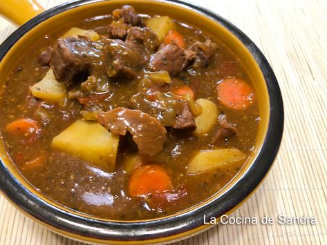 Carne Guisada de Res, con papas y zanahoria al estilo puertorriqueño Crock Pot Beef Stew Recipes, Stew Recipe Slow Cooker, Guinness Stew Recipe, Leftover Beef Stew, Beef Stew Recipes, Classic Beef Stew Recipe, Crock Pot Beef Stew, Beef And Onions, Homemade Beef Stew Recipes