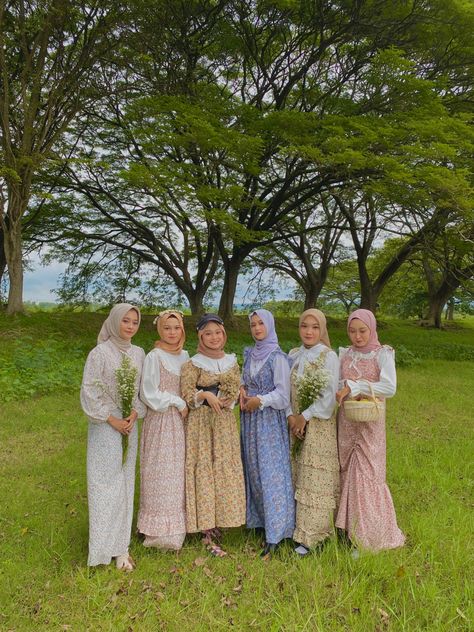 Cottagecore Yearbook, Tema Yearbook, Earth Tone Outfits, Yearbook Photoshoot, Autumn Photoshoot, Picnic Ideas, Hijab Ootd, Sky Garden, Vintage Outfit