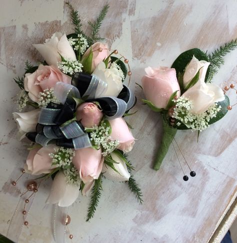 Silver Corsage, Corsage Ideas, Wedding Corsage, Prom 2020, Prom Flowers, Corsage Wedding, Wrist Corsage, Prom Wedding, Boutonniere