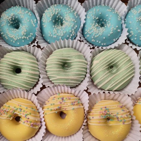 O charme do tradicional que encanta todo mundo! Solicite seu orçamento, link na bio! #minidonuts #minicakedonuts #donuts #tradicional #rosa #verde #amarelo #azul #candycolor #reels #fyp #explorar Mini Donuts, Donuts, Abc, Cake