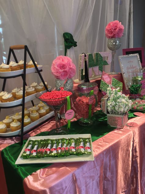 AKA Candy Display Pink And Green Candy Table, Aka Table Decorations, Aka Party Decorations, Aka Cupcakes, Sweet 16 Party Planning, Gender Reveal Food, Pink Dessert Tables, Sorority Party, Kate Baby