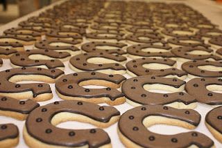 Horseshoe cookie ideas.  Cakeheads Studios: September 2010 #TalkDerbytoMe #TDTM2 Horseshoe Decorated Cookies, Horse Shoe Cookies Decorated, Horse Cookies Decorated, Horseshoe Cookies, Horse Birthday Cake, Cowboy Cakes, Horse Cookies, Wedding Cake Cookies, 13 Birthday Cake