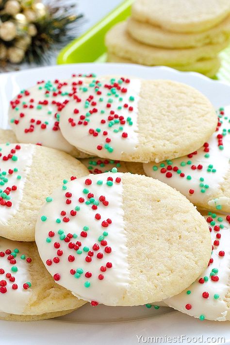 White Chocolate Dipped Sugar Cookies - a Christmas cookies must! So delicious, cute and very easy to make.. You need only few ingredients for these White Chocolate Dipped Sugar Cookies! Sugar Cookies Dipped In White Chocolate, White Chocolate Dipped Sugar Cookies, Chocolate Dipped Sugar Cookies, Dipped Sugar Cookies, Sugar Cookie Glaze, Yummiest Food, White Chocolate Icing, Bingo Christmas, Xmas Goodies