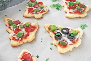 How to Make Mini Christmas Tree Pizzas | eHow Christmas Supper, Holiday Cookies Decorated, Christmas Pizza, Dessert Pizza Recipes, Pizza Bread Recipe, Crescent Roll Pizza, Kids Foods, Christmas Meal, Christmas Dinner Menu