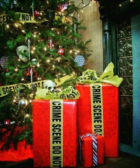 #Navidad Funny Christmas Tree Ideas, Sherlock Christmas, Funny Christmas Wrapping, Christmas Wrapping Ideas, Police Christmas, Funny Christmas Tree, Christmas Tree Ideas, Office Christmas, Xmas Presents