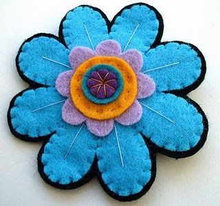 wow Felt Flower Tutorial, Diy Stocking Stuffers, Diy Stockings, Felt Embroidery, Felt Jewelry, Felt Pattern, Felting Tutorials, Felt Patterns, Felt Brooch