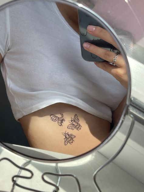 Bee Rib Tattoo, Bee Underboob Tattoo, Tattoo Bees, Body Tiktok, Tiktok Wallpaper, Bee Tattoos, Bumble Bee Tattoo, Recipe Aesthetic, Tattoo Aesthetic