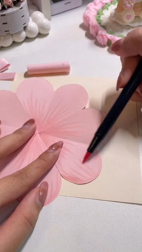 Diy Cards Flowers, How To Make Pop Up Flowers, Pop Up Inspiration, Mother Gift Ideas Diy, How To Do Pop Up Cards, Pop Up Flower Cards Diy, What To Gift Your Mom, Flowers Tutorial Paper, What To Make For Moms Birthday