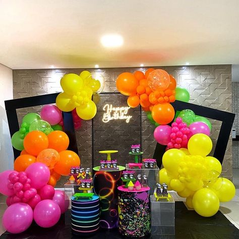 Decoracion Fiesta Neon Party Ideas, Neon Centerpieces Ideas, Neon Balloon Garland, Neon Birthday Party Ideas, Pool Party Neon, Neon Party Ideas, Neon Party Decorations, Neon Birthday Party, Glow Birthday Party