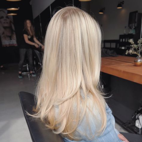 Long Hairstyles With Layers, Hairstyles With Layers, Champagne Blonde Hair, Summer Blonde Hair, Hair Blond, Champagne Blonde, Light Blonde Hair, Blonde Hair Inspiration, Blonde Hair Shades