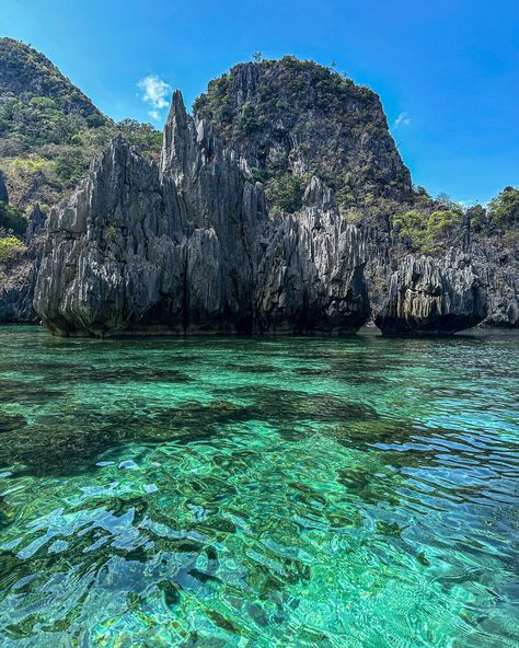 Tour El Nido, Palawan #philippines #elnido #ocean #blue #green #rocks #photography Rocks Photography, Green Rocks, El Nido Palawan Philippines, Philippines Palawan, El Nido Palawan, Palawan Philippines, Dark Feminine Aesthetic, Philippines Travel, Palawan