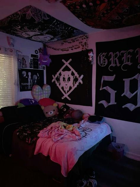 Net Around Bed, Pink And Black Walls Bedroom, Y2k Black Room, Room Ideas For Small Rooms Grunge, Black Y2k Room Aesthetic, Egirl Bedroom Decor, Egirl Room Aesthetic, Y2k Grunge Bedroom, Hot Pink And Black Room