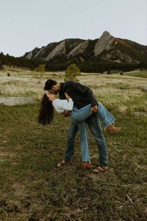 These spring engagement photos, captured by Nicole Denae Photography, are as adorable as they come. Engament Photos, Engagement Shoots Poses, Portret Feminin, Shooting Couple, Engagement Announcement Photos, Creative Engagement Photo, Engagement Picture Outfits, Fall Engagement Pictures, Engagement Photography Poses