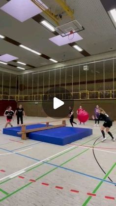 𝗙𝗟𝗔𝗠𝗘𝗦𝘏𝘈𝘕𝘋𝘉𝘈𝘓𝘓 on Instagram: "Rundlauf 2.0 🙂‍↔️ #handball #håndball #handballpassion #handballtraining #training #spaß #hnbl #handballpassion #handballteam #flameshandballtraining" Summer Daycare, Teamwork Activities, Camp Games, Rugby Training, Pe Activities, Summer Camp Games, Fun Group Games, Playground Games, Pe Games