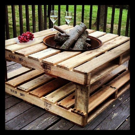 Upcycle pallets into fire pit table, maybe use brick or tile to help prevent any stray embers from sparking the pallets. Pallet Patio, House Backyard, Pallet Creations, Into The Wood, Pallet Crafts, Diy Holz, Wood Pallet Projects, Pallet Art, Diy Coffee