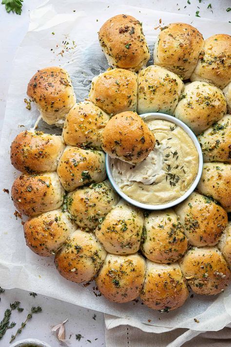 Vegan garlic dough balls – these incredible dough balls with garlic butter are easy to make and so very moreish! Served with a cheesy cashew dip they make a great centrepiece for a celebration, and are perfect party food too. Garlic Dough Balls, Savoury Party Food, Vegan Catering, Vegan Christmas, Vegan Appetizers, Dough Balls, Snacks Für Party, Christmas Snacks, Savory Snacks