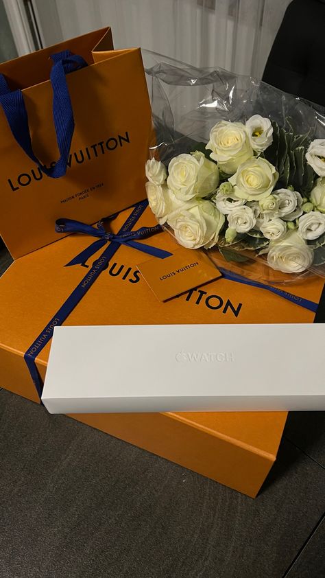 Louis Vuitton Gift, Travel Instagram Ideas, Louis Vuitton Gifts, Birthday Goals, Cute Birthday Ideas, Work Hard In Silence, Expensive Jewelry Luxury, Iphone Obsession, Rich Girl Lifestyle