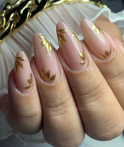 50+ Glamorous and Glittery Gold Nail Designs – May The Ray Manicure Gold, White Nails With Gold, Gold Chrome Nails, Gold Nail Designs, Gold Nail Art, Pink Ombre Nails, Nude Nail Designs, The Ray, Gold Nail