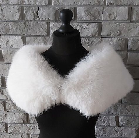 The bridal étola is made of white high-quality artificial fox, the fur is very soft and fluffy, the hair is springy and does not crease. The étola is finished with a satin lining. Fastened with a decorative hook and eye fastener. Universal size Etola is collar-shaped with a length of 125cm , the widest point 25cm. If you require a larger collar please email me. You are cordially invited. White Fur Wrap, White Fur Stole, Hijabi Dresses, Winter Accessories Fashion, Faux Fur Shawl, White Shawl, Shrugs And Boleros, Fur Wrap, Bridal Cape