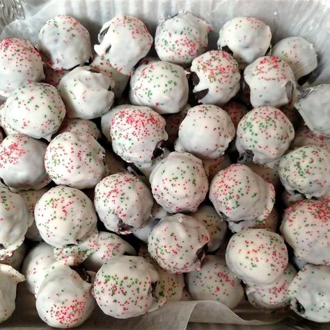 Oreo balls, made with cream cheese and coated in a vanilla-flavored almond bark, are perfect for holiday parties or any special occasion. Almond Bark Recipes, Cookie Balls Recipe, Oreo Balls Recipe, Oreo Bars, Oreo Cookie Balls, Quick Cookies Recipes, Pinterest Food, Oreo Balls, Dipped Cookies