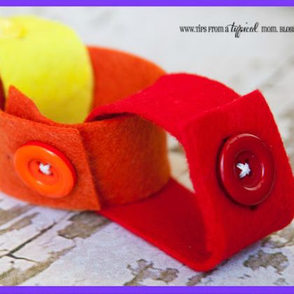 Felt Button Chain Button Crafts For Kids, Montessori Practical Life, Kindergarten Design, Preschool Fine Motor, Montessori Ideas, Motor Skills Activities, Teaching Colors, Paper Chains, Diy Felt