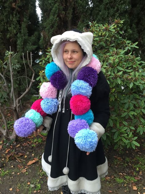 Pom Pom Scarf, Kawaii Crafts, Pompom Scarf, Cooling Scarf, Crafting Ideas, Craft Business, Make Yourself, Crochet Scarves, Sewing Ideas