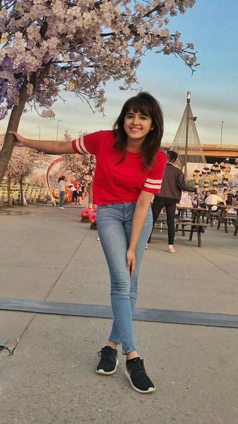 विवाह की फोटोग्राफी की मुद्राएं, Shirley Setia, Western Wear Outfits, Casual Indian Fashion, Casual College Outfits, Stylish Photo Pose, Casual Day Outfits, Foto Casual, Photography Poses Women