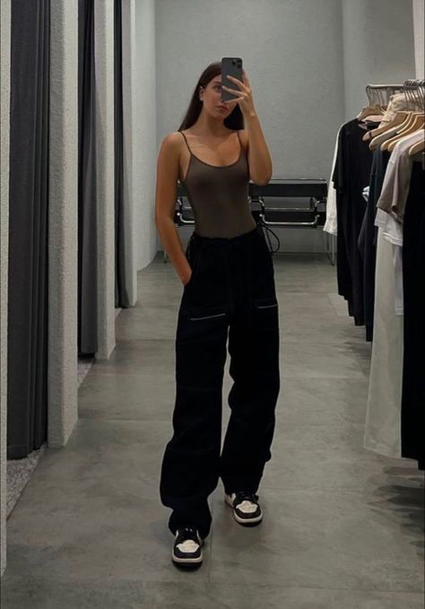 Black Cargos Fits, Styling Black Cargo Pants, Ootd Cargo Pants, Cargo Sweatpants Outfit, Sweatpants Outfit Black, Button Shirt Outfit, Cargo Pants Outfit Black, Black Cargo Pants Outfit, Outfit Recreation