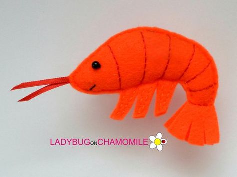 Cute miniature SHRIMP magnet made from colorful felt fabric. This stuffed felt Shrimp is originally designed as a great home decor or adorable gift for your loved ones, educational for kids , fun for all ages. The Shrimp can be made as a magnet, double sided toy or hanging Felt Shrimp, Shrimp Ornament, Fish Purse, Felt Giraffe, Felt Fish, Felt Animal Patterns, Felt Animal, Felt Ideas, Cute Miniature