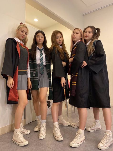 Rp Icons, Itzy Aesthetic, Twins Fashion, Harry Potter Girl, Harry Potter Costume, Harry Potter Outfits, School Uniforms, Friend Photos, Kpop Girl Groups