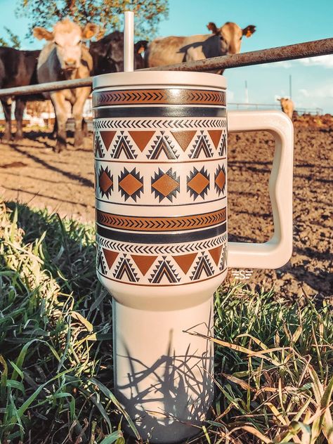 40oz comes with straw twist off lid Drink Combos, Western Kitchen Decor, Job Clothes, Western Kitchen, Western Gifts, Cute Water Bottles, Yeti Cup, Wild Rag, Western Christmas